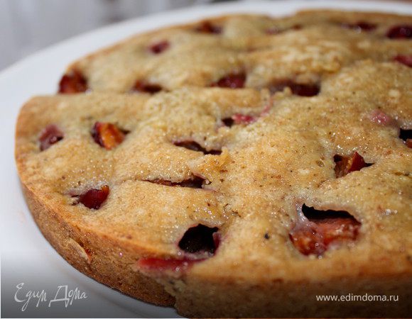 Сливовый пирог с грецкими орехами и медовой глазурью  