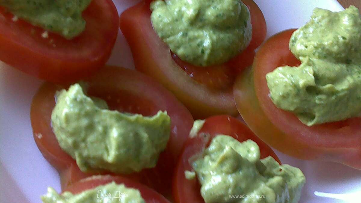 Закуска из помидор и авокадо