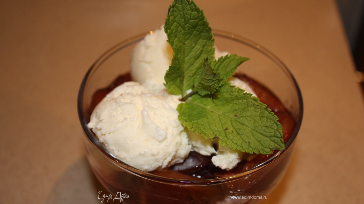 Десерт:сливы-фламбе с мороженым