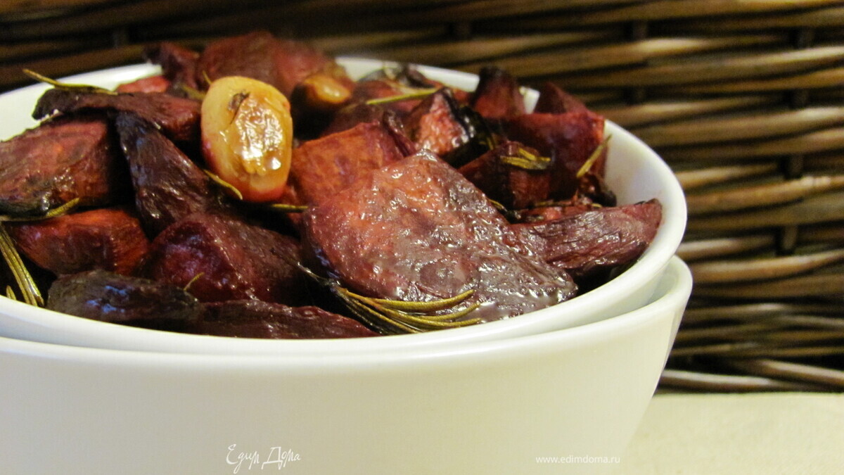 Запеченная свекла с розмарином и чесноком