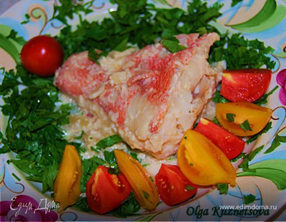 Морской окунь в луково - майонезном соусе