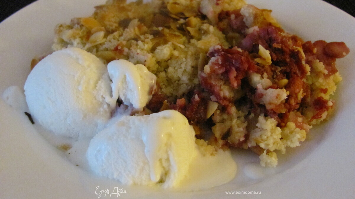 Малиново-виноградный крамбль с миндальными лепестками