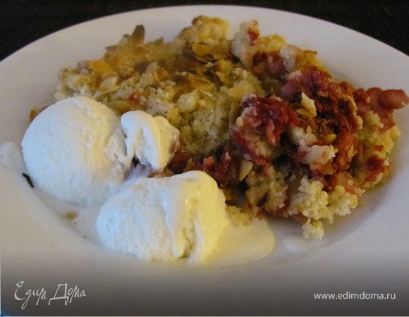 Малиново-виноградный крамбль с миндальными лепестками Малиново-виноградный крамбль с миндальными лепестками