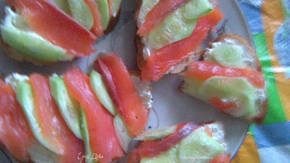 Тосты с семгой и огурцом