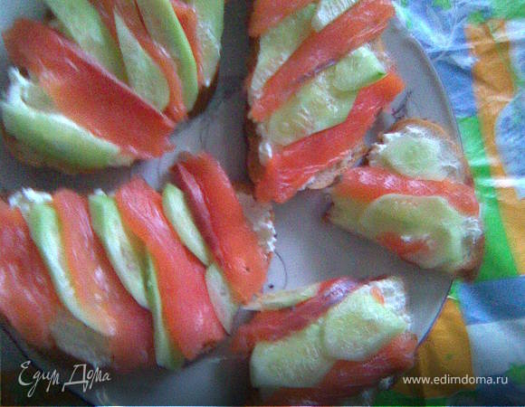 Тосты с семгой и огурцом 