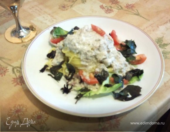 Гнёзда под соусом из шампиньонов и ветчины