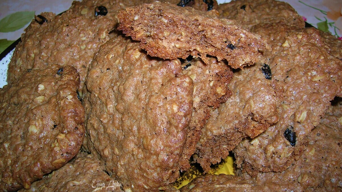Шоколадное печенье с овсяными хлопьями и изюмом
