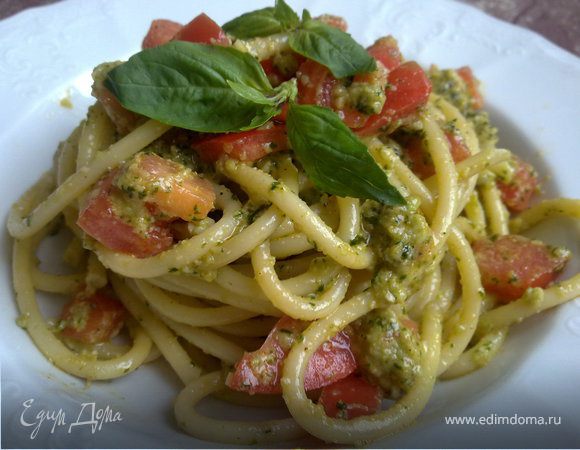 Букатини с миндалем, базиликом и помидорками черри
