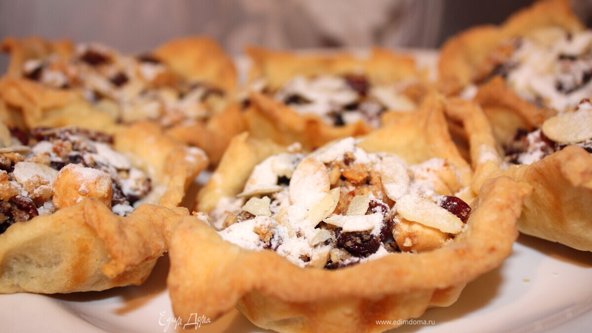 Пирожные с клюквой и орехами  