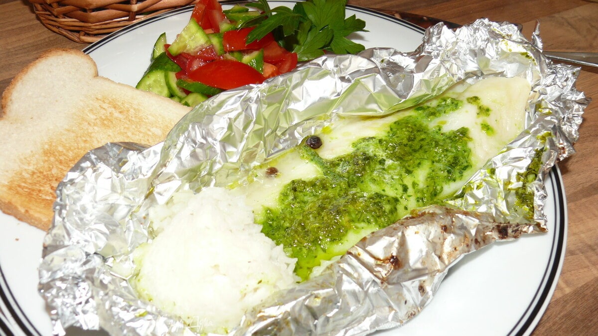 Рыба под зелёным соусом