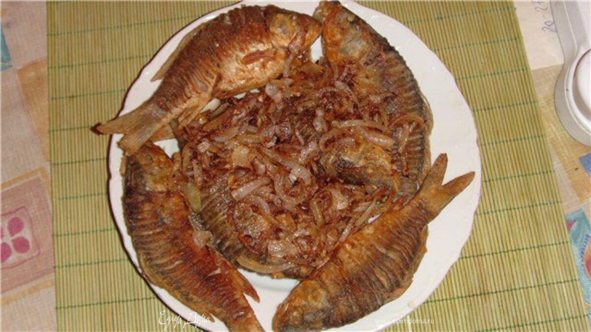 Карасики жаренные с луком