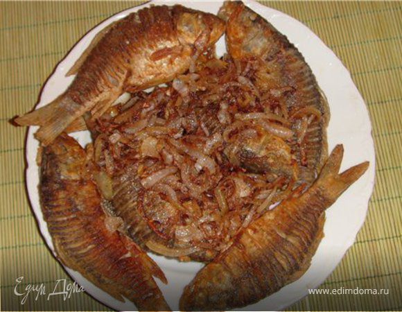 Карасики жаренные с луком Карасики жаренные с луком