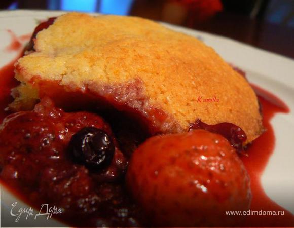 Коблер с клубникой и черникой Коблер с клубникой и черникой