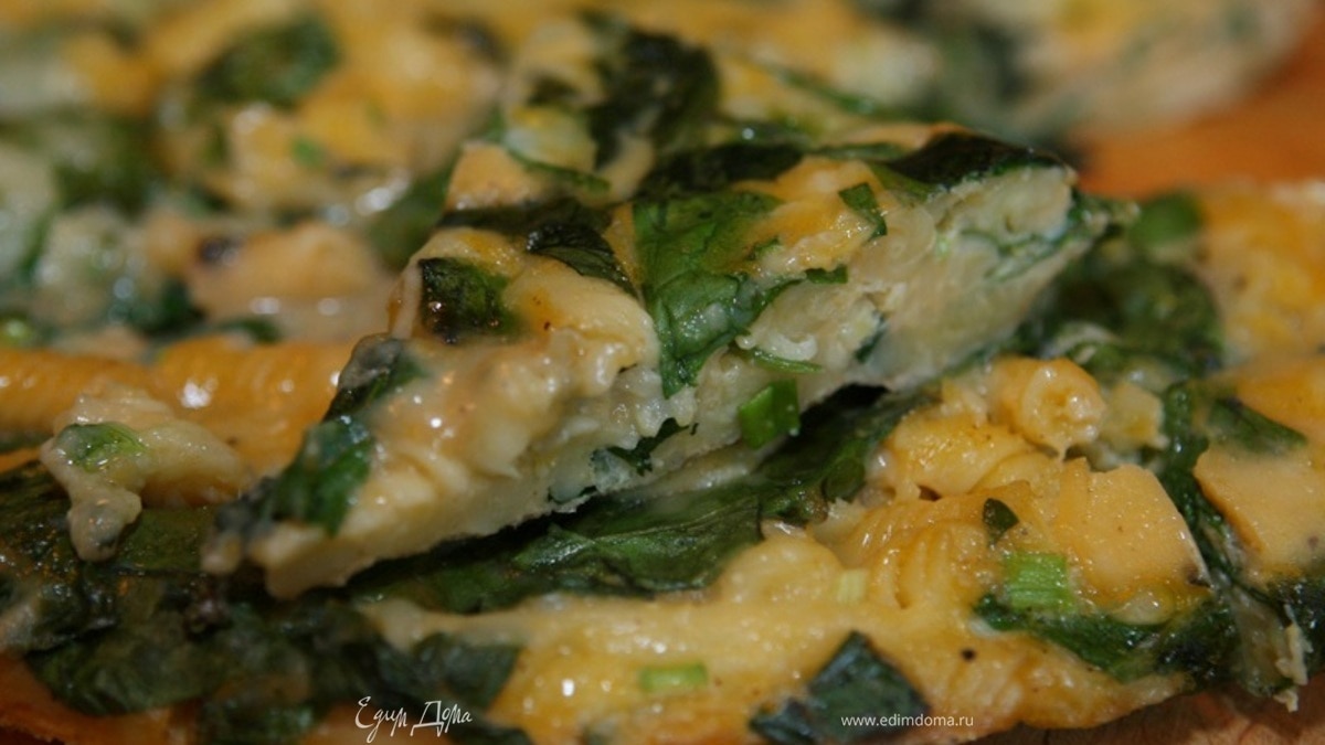 Фриттата с макаронами и шпинатом