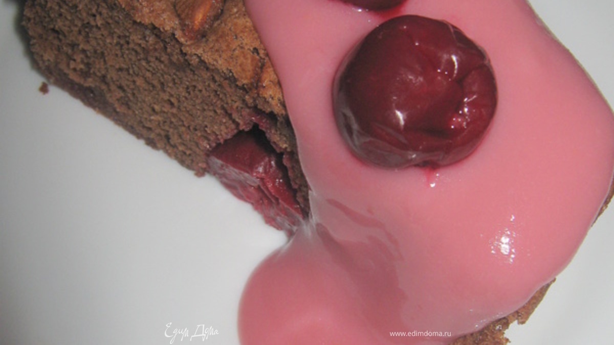 Шоколадный пирог с вишней и миндалем