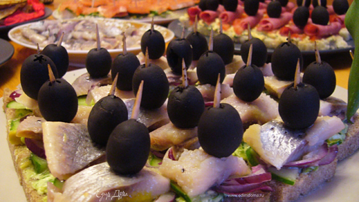 Канапе-экспресс с селедкой, огурцом и красным луком