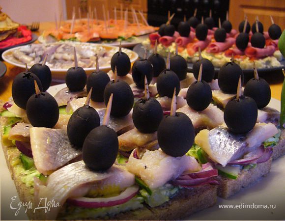 Канапе-экспресс с селедкой, огурцом и красным луком