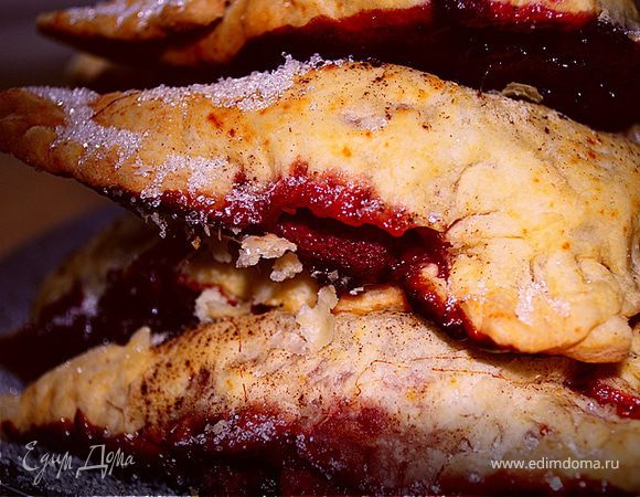 Слоеные пирожки с вишнями и шоколадом