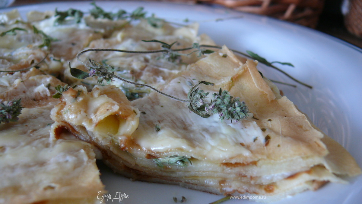 Блинный пирог с двумя видами сыра и чабрецом