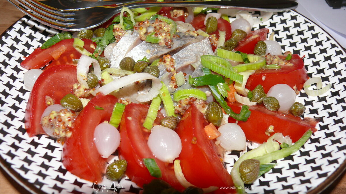 Салат с сельдью и помидорами