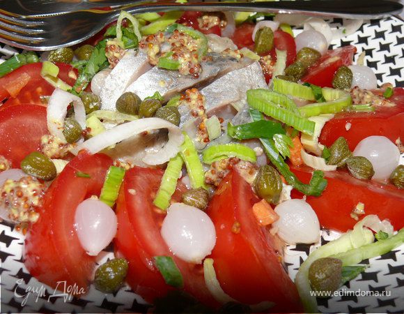 Салат с сельдью и помидорами