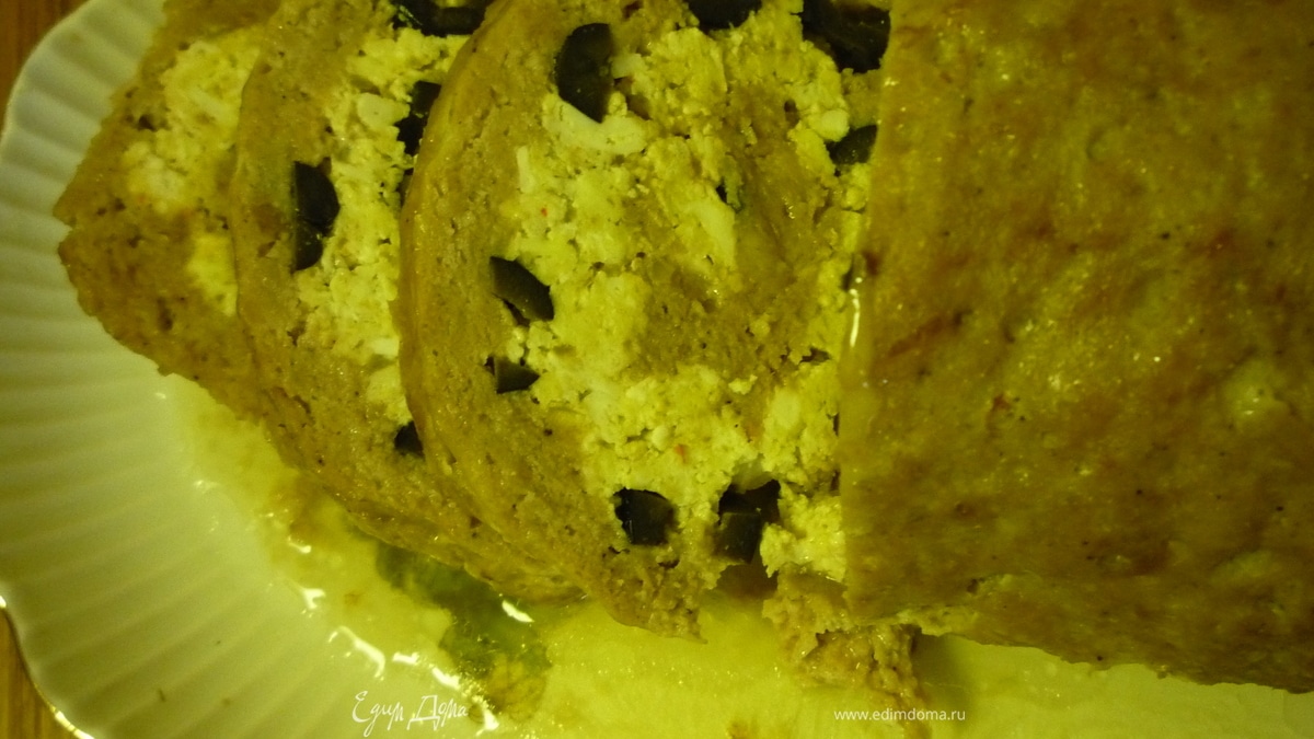 Мясной рулет с маслинами, черносливом и омлетом.