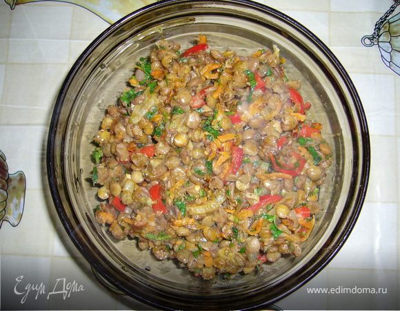 Теплый салат с чечевицей