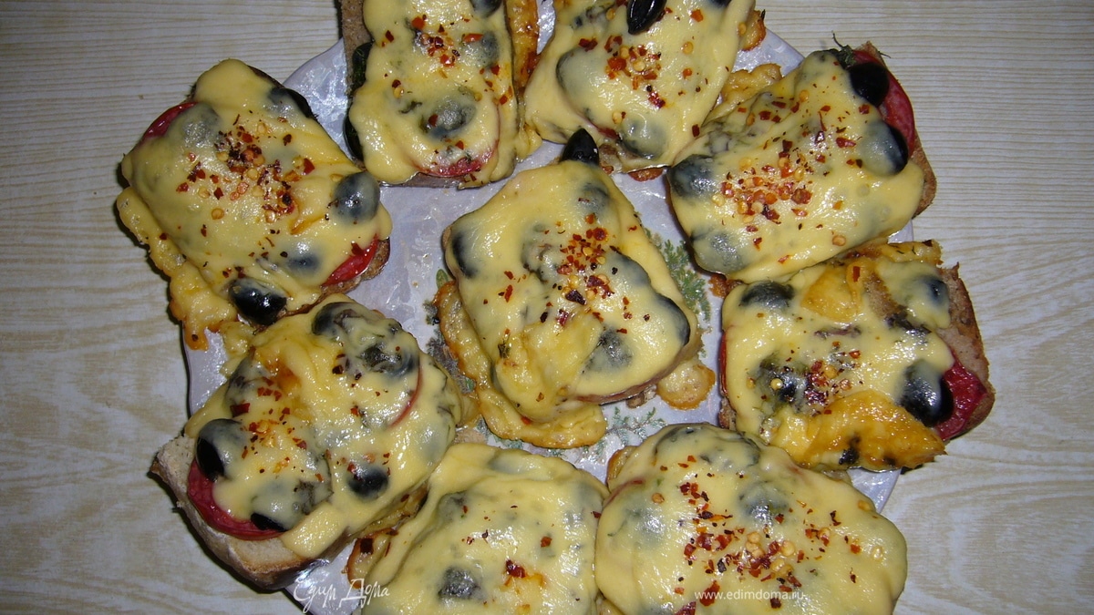 Горячие бутерброды с помидорами и оливками