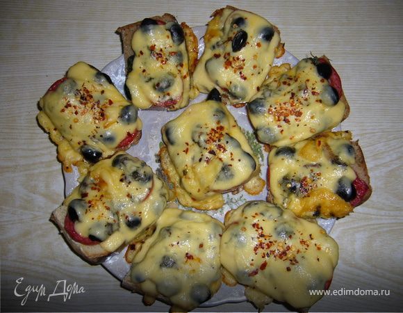 Горячие бутерброды с помидорами и оливками