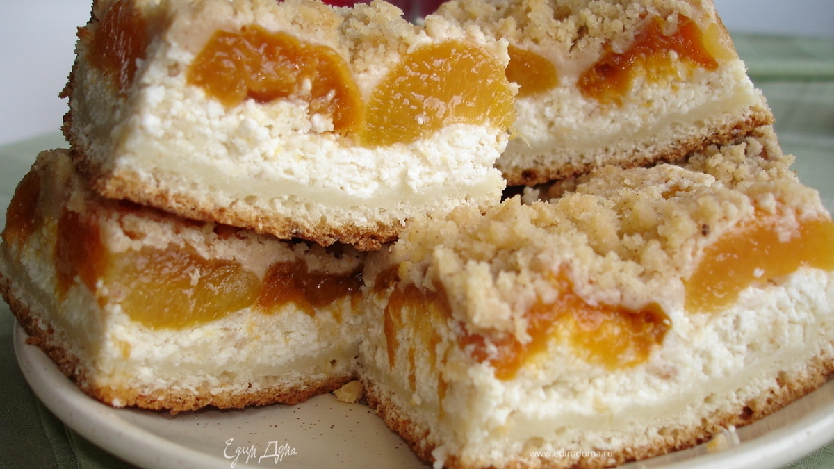 Открытый пирог с абрикосами и творогом