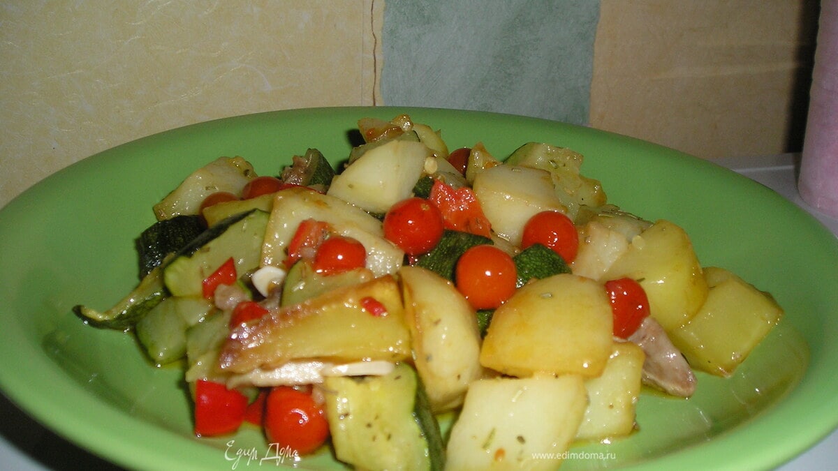 Картофель, жареный с цукини и помидорами черри