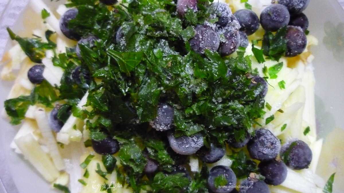 Легкий салат с дайконом, яблоком и ягодами