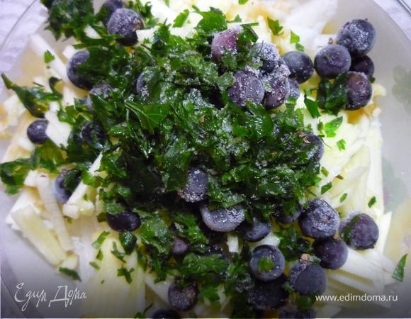 Легкий салат с дайконом, яблоком и ягодами