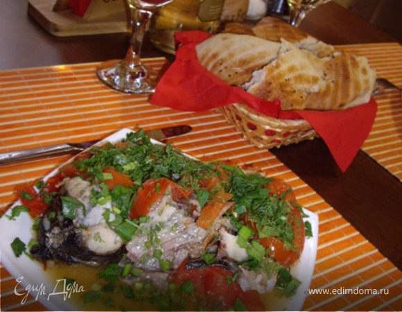 Карп тушенный с помидорами