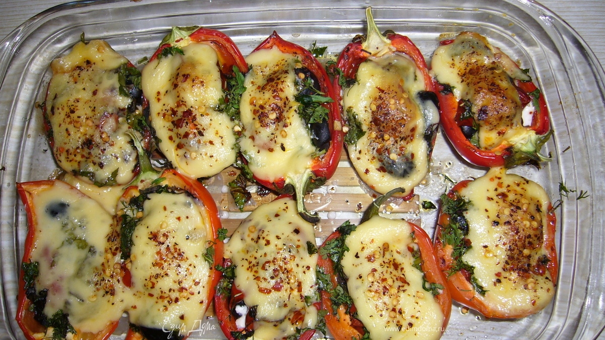 Запеченные перцы с брынзой и оливками