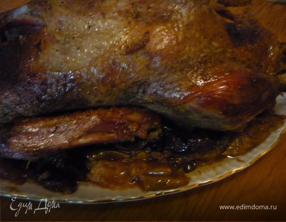 Запеченная утка с яблоками и черносливом.