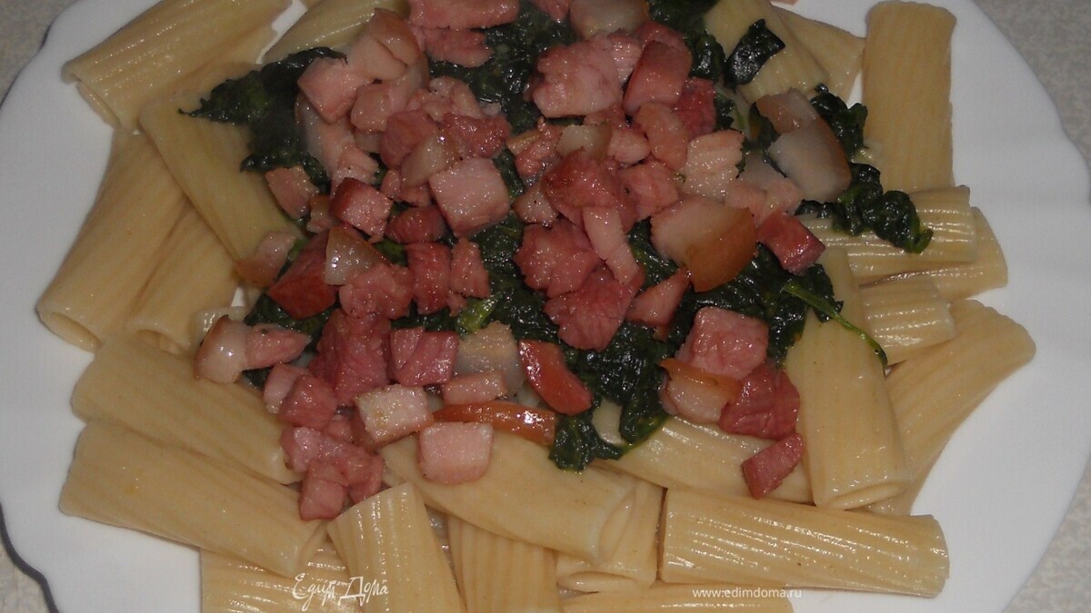 Паста со шпинатом и грудинкой