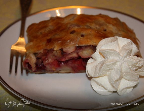 Штрудель с яблоками и вишней