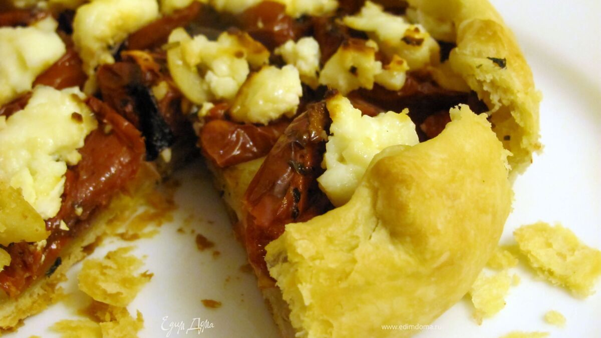 Мини-пирог с вялеными помидорами и фетой