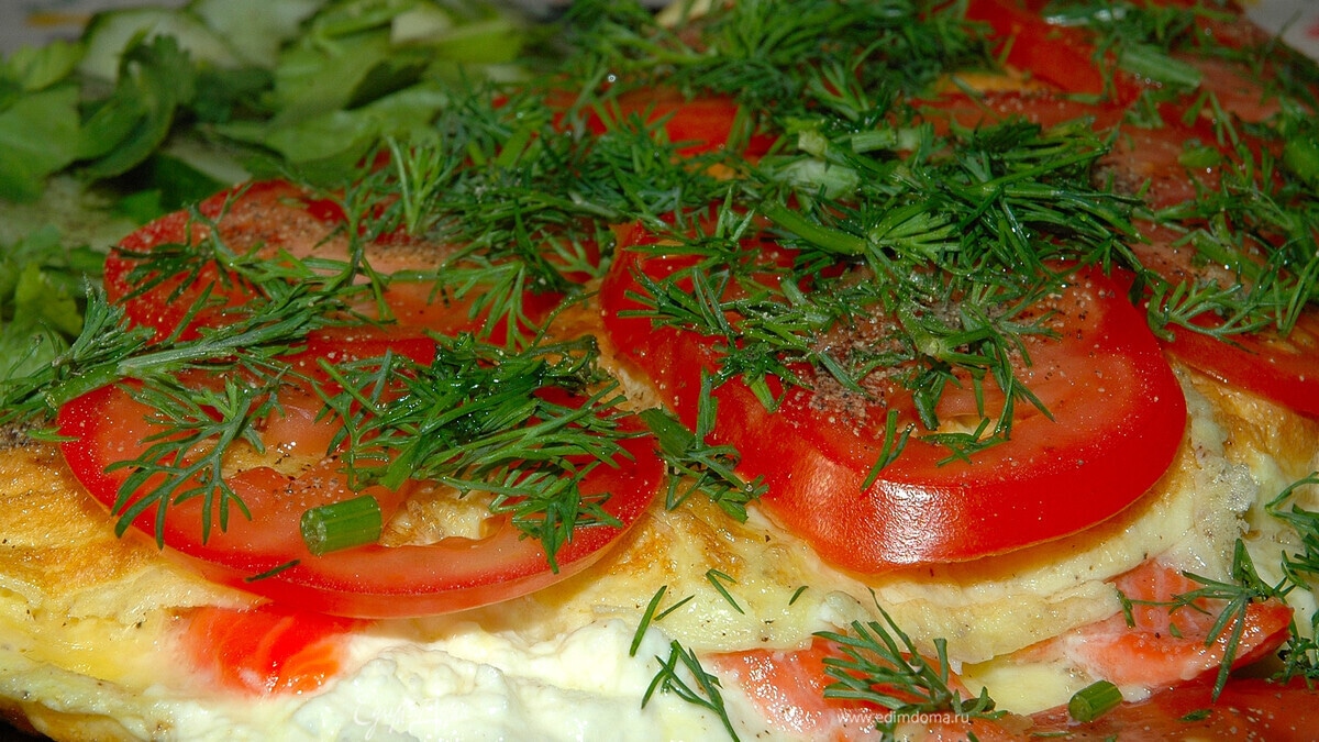 Омлет с малосольной форелью