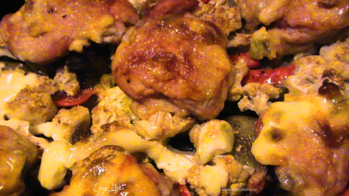 Куриные крылья, запеченные с овощами