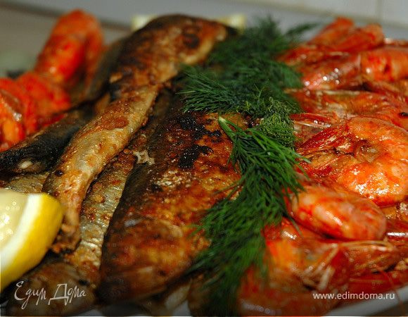 Рыбная тарелка по-средиземноморски.