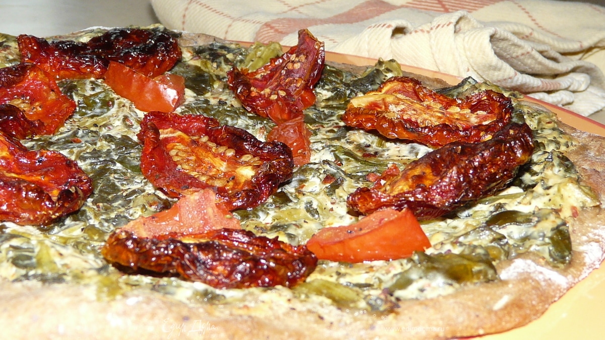 Тарт фламбе с помидорами и крем-шпинатом