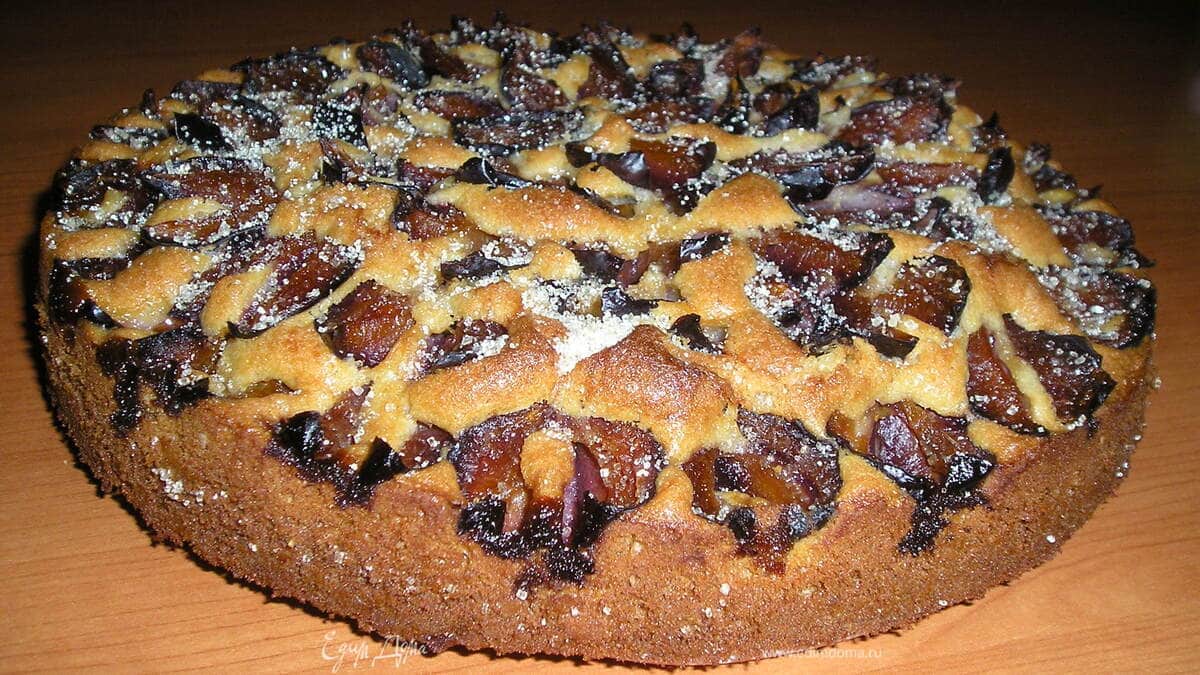 Сливовый пирог с миндалем