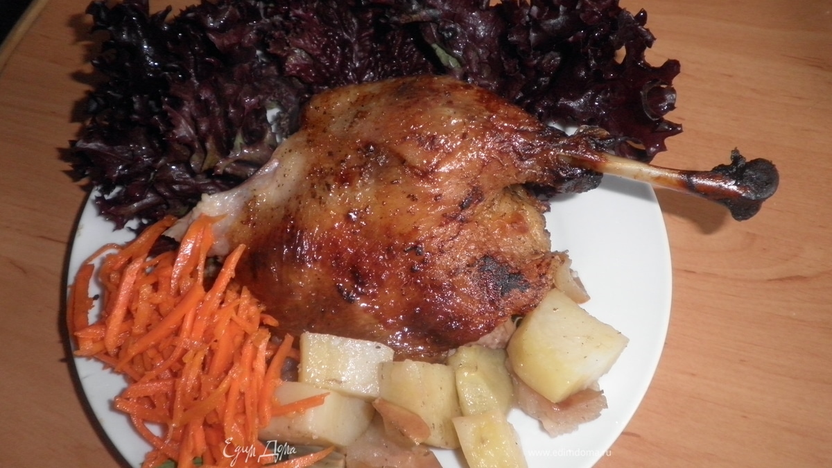 Утка запеченая с яблоками и грушами