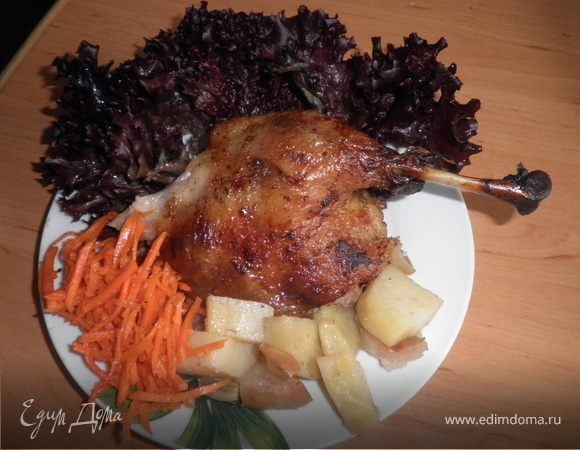 Утка запеченая с яблоками и грушами