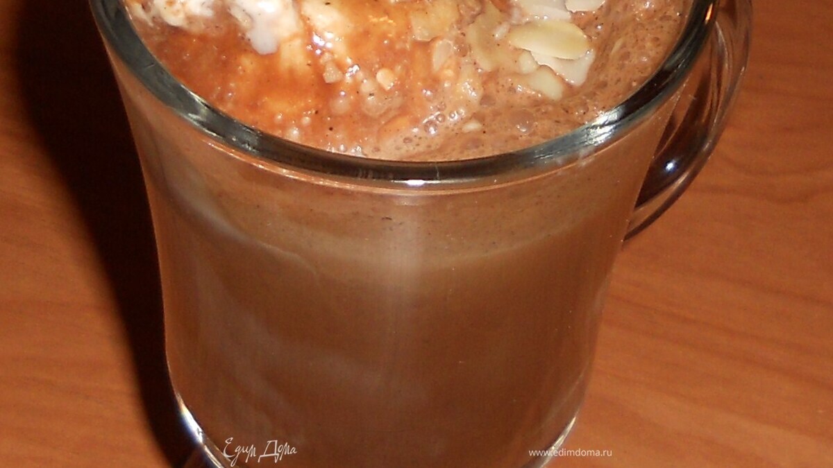 Холодный кофе с шоколадом и мороженым
