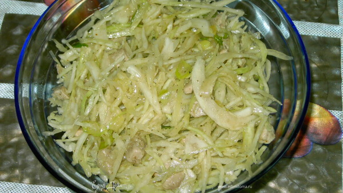 Корейский салат из свежей капусты.