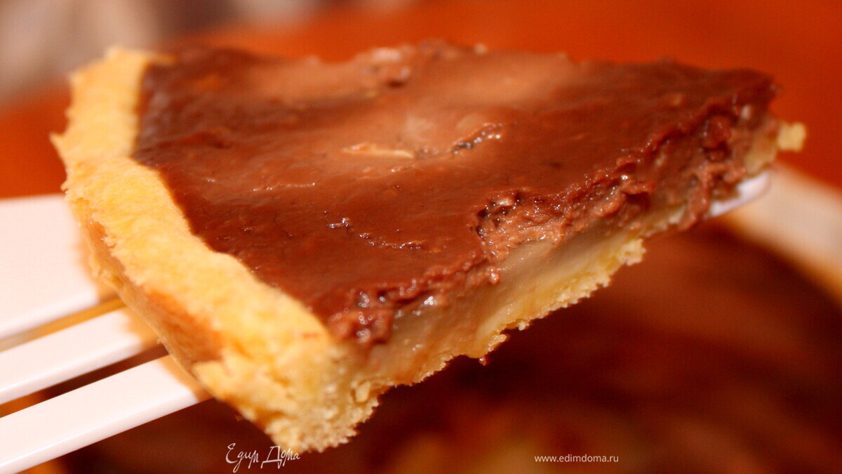 Шоколадный пирог с грушами