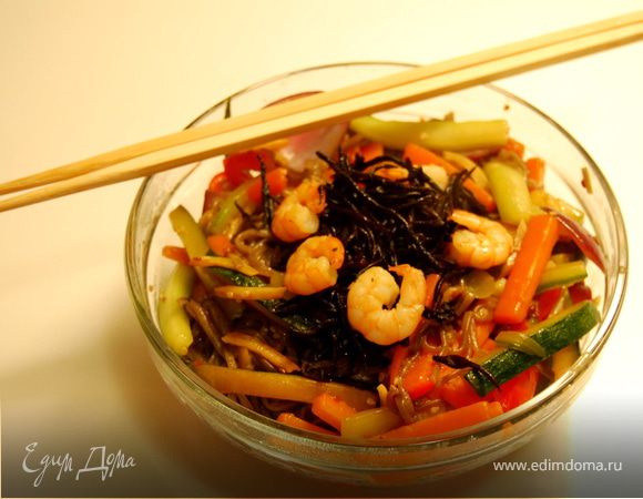 Якисоба с овощами и креветками